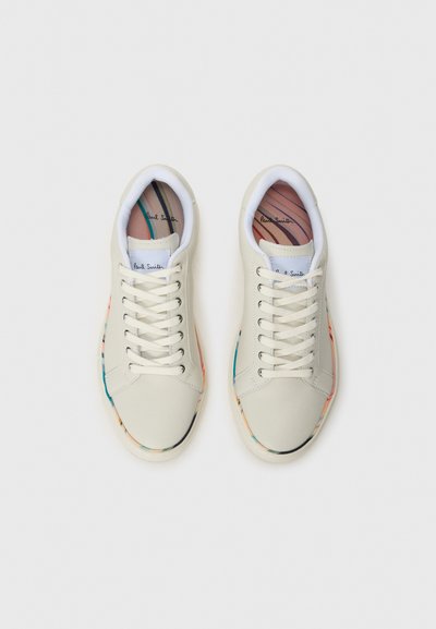 Sneakers bianchi in pelle con accenti colorati e decorati lungo i lati, dotati di una chiusura a lacci piatta e di una soletta imbottita con un logo.