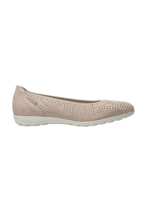 Chaussure plate beige pour femme, à enfiler, avec un motif perforé sur la partie supérieure et une semelle en caoutchouc blanche, conçue pour un confort décontracté.