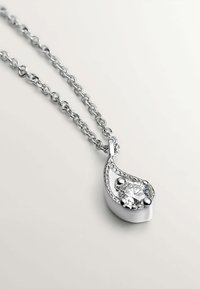 Collar de plata con un colgante en forma de lágrima, que presenta una piedra clara central y acentos decorativos, colgado de una cadena con eslabones redondos.
