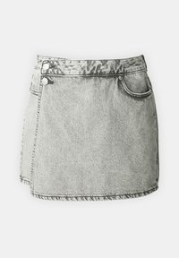Mini gonna in denim grigio chiaro con una finitura leggermente sbiadita, dotata di due bottoni frontali, una tasca singola e dettagli a orlo grezzo.