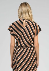 Robe rayée noire et marron avec des manches courtes, dotée d'une ouverture en teardrop dans le dos et d'une taille élastique, texture de tissu lisse.