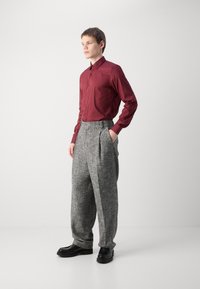 HUGO KENNO - Formalna srajca - dark pink