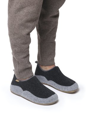 NIL-FR - Tofflor & inneskor - black