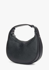 Černá kožená taška s zakřiveným tvarem, se zipovým uzávěrem a jedním popruhem na rameno. Nabízí texturovaný povrch a decentní logo detail.