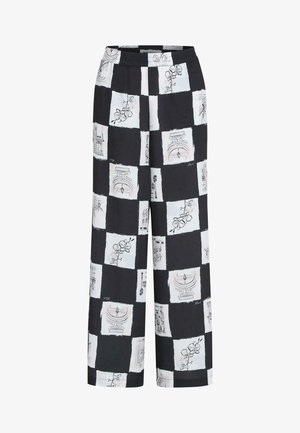 Pantaloni în carouri alb-negru cu talie elastică, cu schițe de flori, lămpi și detalii arhitecturale în fiecare pătrat alb.