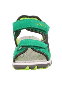 Zielono-czarne sandały z regulowanymi paskami, teksturowaną wkładką i wyściełaną podeszwą. Oferują neonowe akcenty i zaprojektowane z myślą o bezpiecznym dopasowaniu.