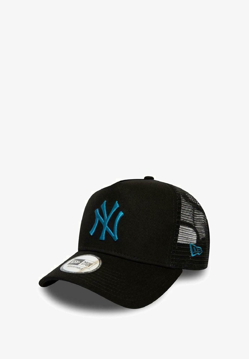 Schwarze Baseballmütze mit einem Netzrücken, ausgestattet mit einem türkisfarbenen gestickten Logo auf der Vorderseite und einem gebogenen Schirm. Etikett auf dem Schirm sichtbar.