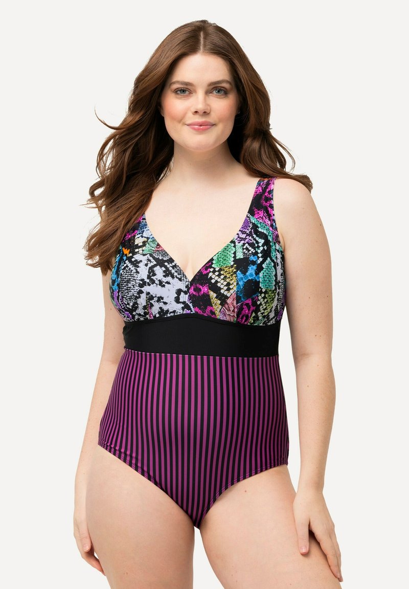 Marineblauwe en paarse gestreepte one-piece badpak met meerkleurige slang- en abstracte patronen aan de bovenkant en een zwarte tailleband.