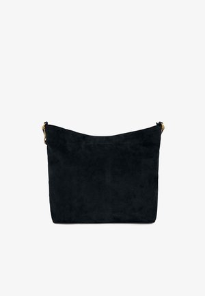 Schwarze Handtasche aus Wildleder mit weicher Textur, großem rechteckigem Format und einem einzelnen verstellbaren Riemen. Dezente Markenkennzeichnung auf der Vorderseite.