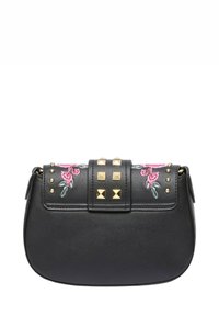 Borsa in pelle nera con ricamo floreale, borchie dorate e una cinghia centrale con decorazioni quadrate. Texture liscia e forma compatta.