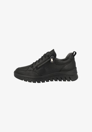 Zwarte leren sneaker met een textuur op de bovenkant, voorzien van een vetersluiting aan de voorkant, een zijrits en een robuuste zool met een opvallend loopprofiel.