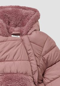 Hellrosa Puffermantel mit einer strukturierten, plüschigen Kapuze und einem Kragen. Mit gestepptem Design und einem Stoffetikett in der Nähe des Kragens. Weiches, warmes Material.