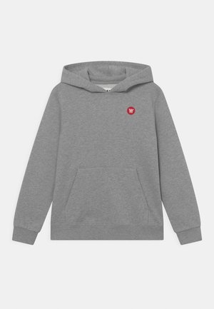 Grauer Kapuzenpullover mit Kängurutasche vorne und kleinem roten runden Logo mit weißen Buchstaben auf der linken Brustseite.