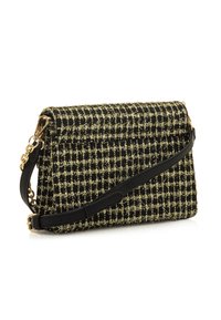 Schultertasche aus Tweed in Schwarz und Gold mit einer strukturierten Form, goldfarbenen Beschlägen und einem schwarzen Lederriemen. Texturierte Oberfläche mit Karomuster.
