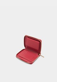 Monedero de cuero rojo con cierre de cremallera alrededor, que cuenta con múltiples compartimentos para tarjetas y un bolsillo transparente para identificación. Textura suave con metalizado dorado.