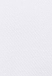 Biały, teksturowany materiał o delikatnym, diagonalnym wzorze. Gładka powierzchnia o jednolitym kolorze i wykończeniu. Nadaje się do różnych zastosowań.