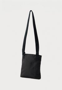 Borsa nera a tracolla rettangolare con design piatto, tracolla intrecciata e texture liscia. Include tracolla regolabile e angoli rinforzati.