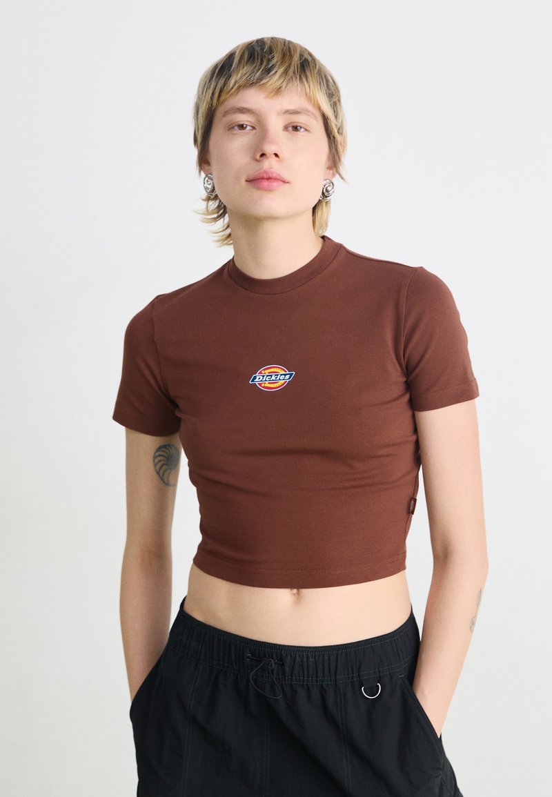 Top scurt, maro, mulat, cu mânecă scurtă, confecționat dintr-un material elastic, având un logo colorat pe piept și detalii de accent pe laterale.