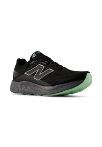Zwarte hardloopschoen met een bovenwerk van mesh, grijze accenten en een groen rubberen zool. Heeft een opvallend "N"-logo en Fresh Foam-technologie.