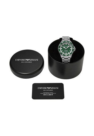 Taucheruhr Emporio Armani Sea Explorer mit grünem Zifferblatt aus Edelstahl, präsentiert in schwarzer runder Box mit Marken-Deckel und Zertifizierungskarte.