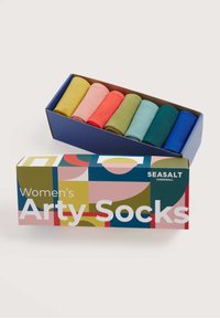 Set di sette calze arrotolate in vari colori, esposte in una scatola blu con un design geometrico. Scatola etichettata "Calze Arty da Donna."
