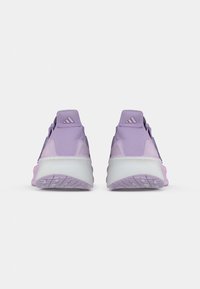 Des chaussures de sport violettes avec un dessus lisse et texturé, une semelle intermédiaire blanche et une semelle extérieure à motifs. Présente un logo à trois bandes sur le talon.