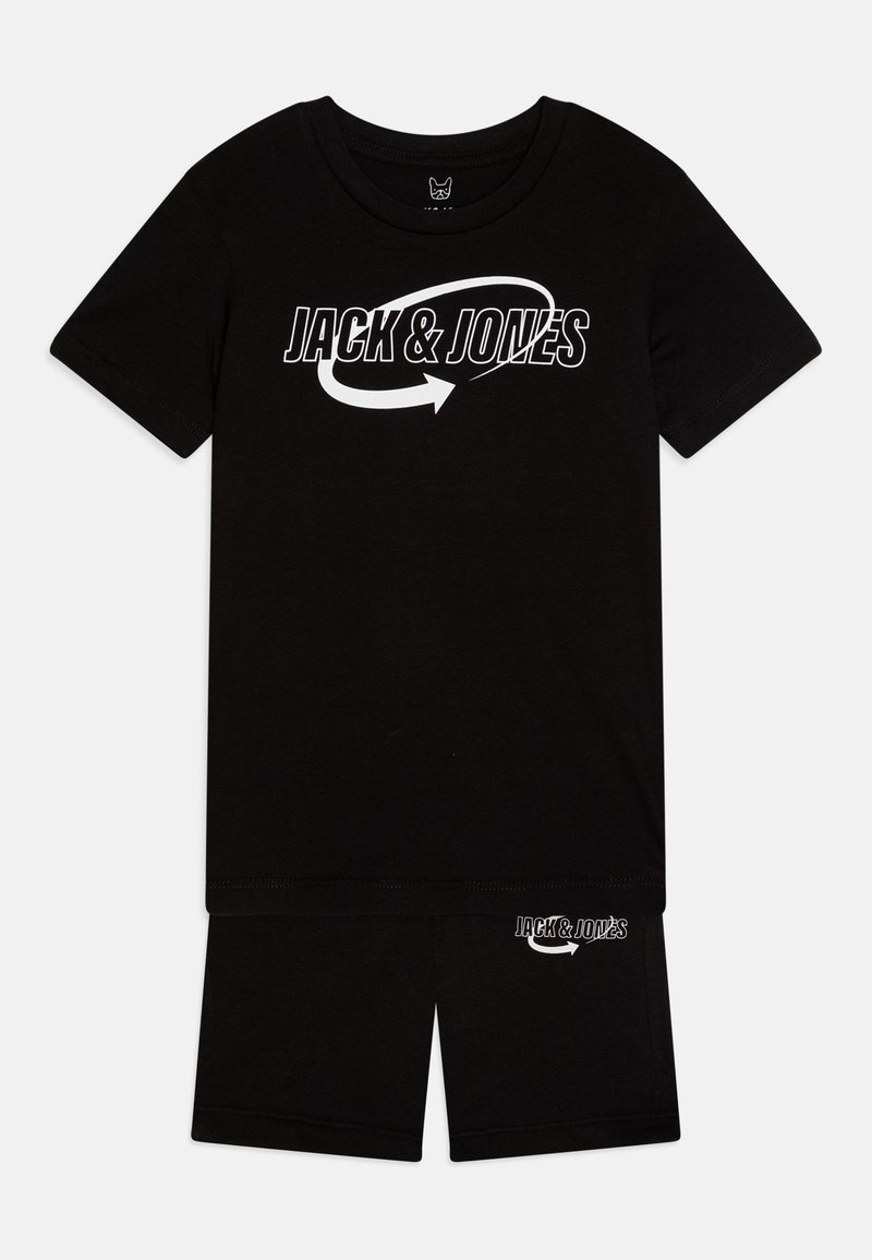 Črna bombažna majica in kratke hlače s poudarjenim belim logotipom "JACK & JONES" ter obliko puščice. Mehka tekstura s kratkimi rokavi.