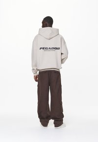 Pegador COLNE LOGO HOODIE - Majica s kapuljačom - washed dust cream