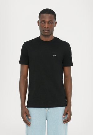 T-shirt nera a maniche corte con un piccolo logo bianco sul lato sinistro del petto, realizzata in morbido tessuto di cotone, con una vestibilità classica.