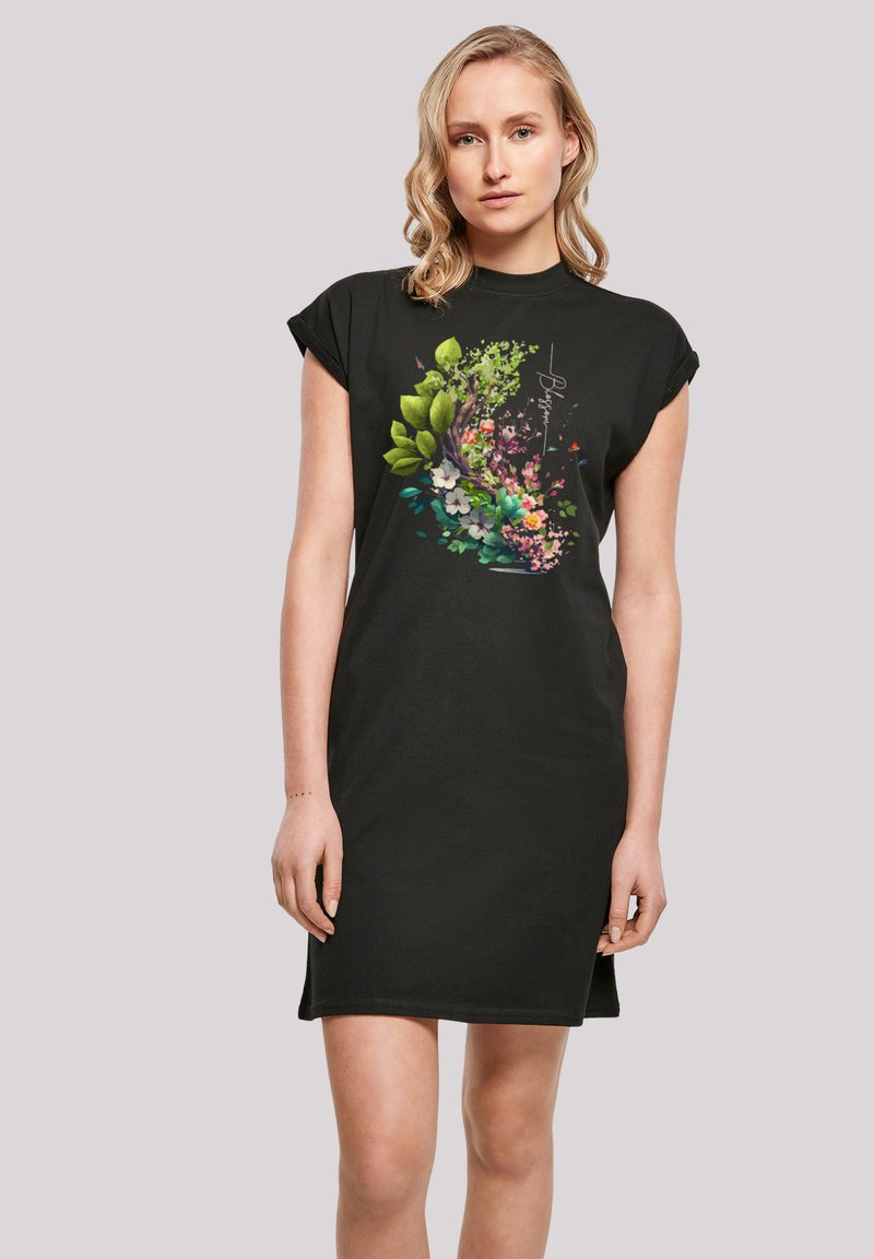 Schwarzes T-Shirt-Kleid aus weichem Stoff, mit einem bunten Blumenmuster, das verschiedene Pflanzen und Blumen auf der Vorderseite zeigt. Kurze Ärmel, lässige Passform.