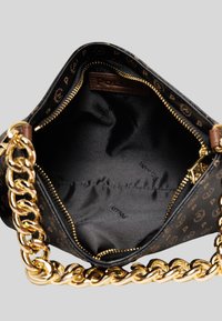 Borsa a tracolla nera con motivo scuro e manico a catena dorata. L'interno presenta una fodera nera liscia e una chiusura a zip. Logo impresso all'interno.