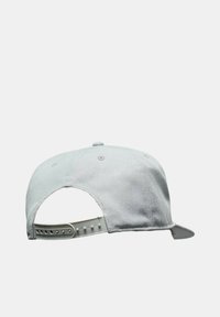 Gorra de tela gris con una visera ligeramente curvada, correa de plástico ajustable en la parte posterior y un sutil detalle de costura en la corona.