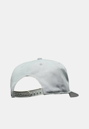 Gorra de tela gris con una visera ligeramente curvada, correa de plástico ajustable en la parte posterior y un sutil detalle de costura en la corona.