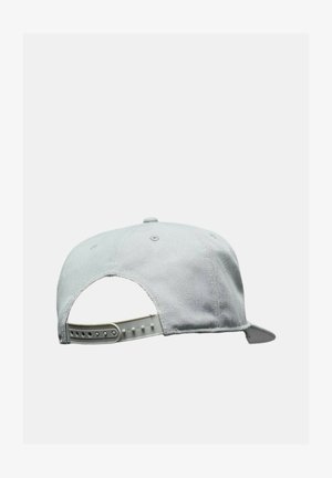 Gorra de tela gris con una visera ligeramente curvada, correa de plástico ajustable en la parte posterior y un sutil detalle de costura en la corona.