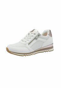 Sneaker bianca sportiva realizzata in mesh e pelle liscia, con un accento metallico, chiusura con lacci e suola in gomma testurizzata.