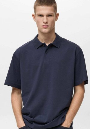 Polo blu navy in cotone, con colletto classico, maniche corte e apertura con un bottone. Texture liscia e uniforme.
