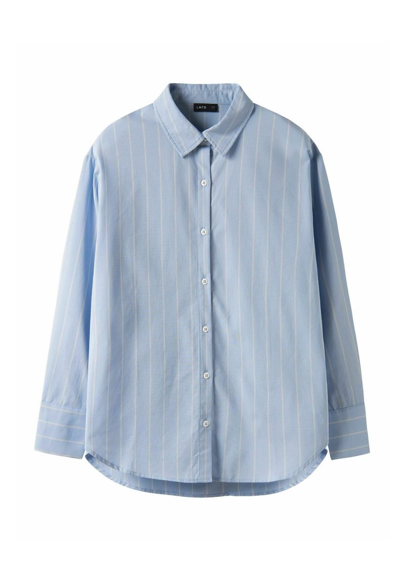 Camicia azzurra chiara a maniche lunghe con strisce verticali bianche, chiusura a bottoni sul davanti, orlo arrotondato e colletto a punta. Realizzata in un tessuto morbido.