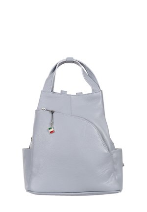 Hellgraue Lederhandtasche mit kurzen Griffen, vorderer Reißverschlusstasche und italienischem Flaggenanhänger am Reißverschluss.