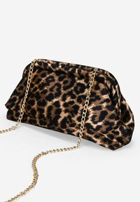 Bolso de mano de estampado de leopardo con una cadena dorada, hecho de tela suave, con un diseño plisado en la parte superior y forma rectangular.