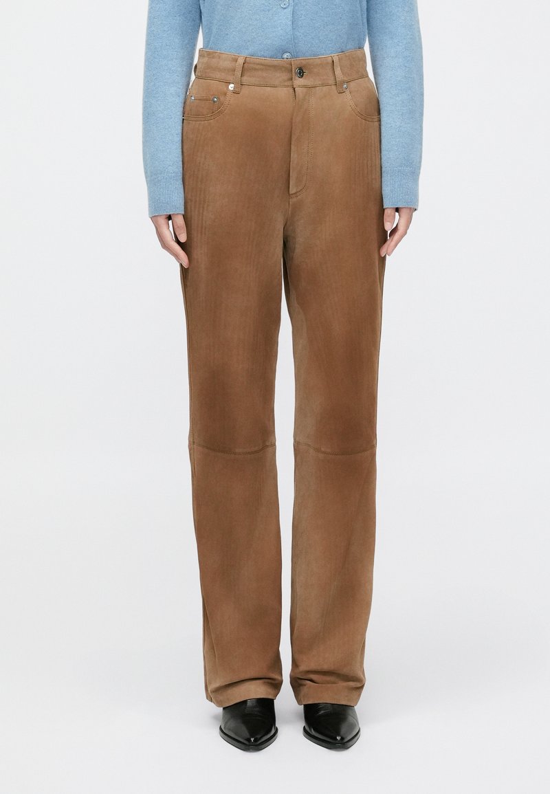 Bruine corduroy broek met een recht model, voorzien van zijzakken en een knoopsluiting. Gladde textuur en subtiele glans.