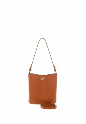 Hnědá kožená kabelka ve tvaru kýble s jedním ramenním popruhem a stočeným nastavitelným popruhem přes tělo, vybavená malým kulatým zlatým zapínáním vpředu.