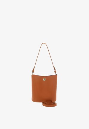 Braune Ledertasche im Bucket-Stil mit einem einzelnen Schulterriemen und einem aufgerollten, verstellbaren Crossbody-Riemen, mit einem kleinen runden goldenen Verschluss vorne.