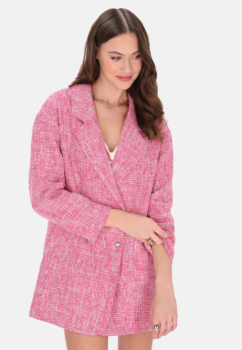 Blazer in tweed rosa con forma squadrata, modello doppiopetto, rever a incavo e maniche leggermente oversize, caratterizzato da un motivo testurizzato.