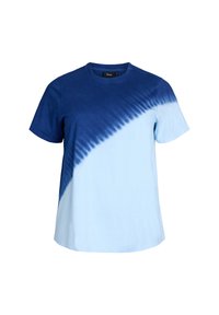 Modré bavlněné tričko s diagonálním tie-dye vzorem, který přechází z tmavě modré do světle modré, s krátkými rukávy a kulatým výstřihem.