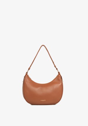 Sac hobo en cuir marron avec une silhouette incurvée, accents en métal doré et une longue bandoulière réglable. Logo embossé sur le devant.