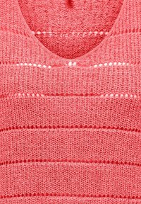 Tissu en maille corail avec des rayures horizontales en résille et un col rond.