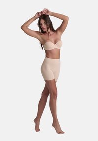 Beige strapless beha en hoge taille shorts van gladde stof. De beha heeft een gevormd cupontwerp en de shorts hebben een naadloze afwerking.