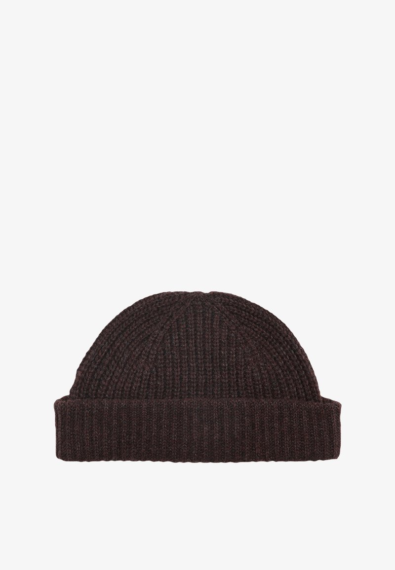 Gebreide beanie muts in donkerbruin. Heeft een geribbelde textuur met een opgerold manchet en een ronde bovenkant, geschikt voor winterkleding.