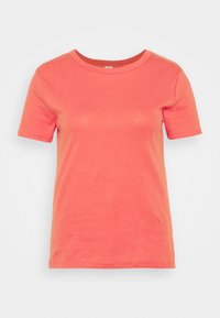 Short-sleeve t-shirt in coral, made of soft cotton, featuring a round neckline and a smooth texture with a straight hem.