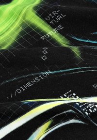Graafinen kangas, jossa on musta tausta, eloisat vihreät ja siniset digitaaliset muotoiluelementit, geometriset kuviot ja tyylitelty teksti.